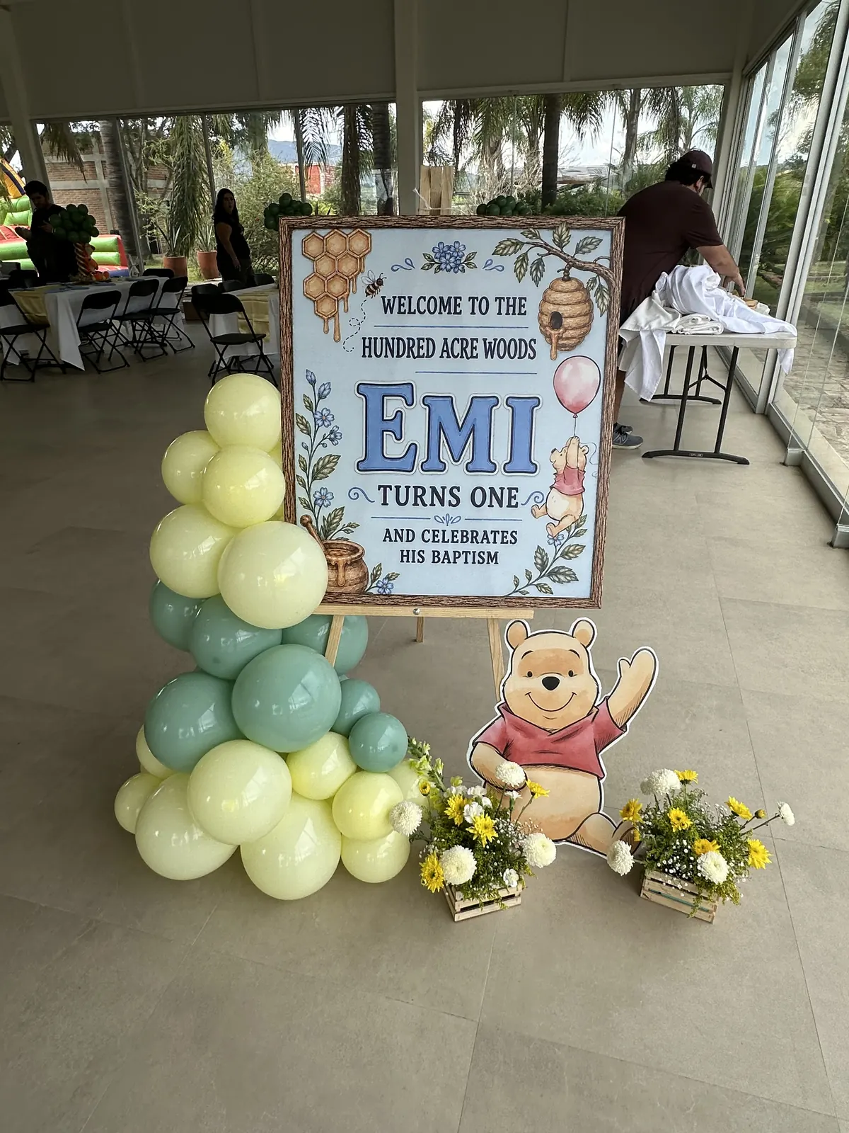 Letrero de bienvenida de Winnie Pooh con columna de globos en tonos pastel