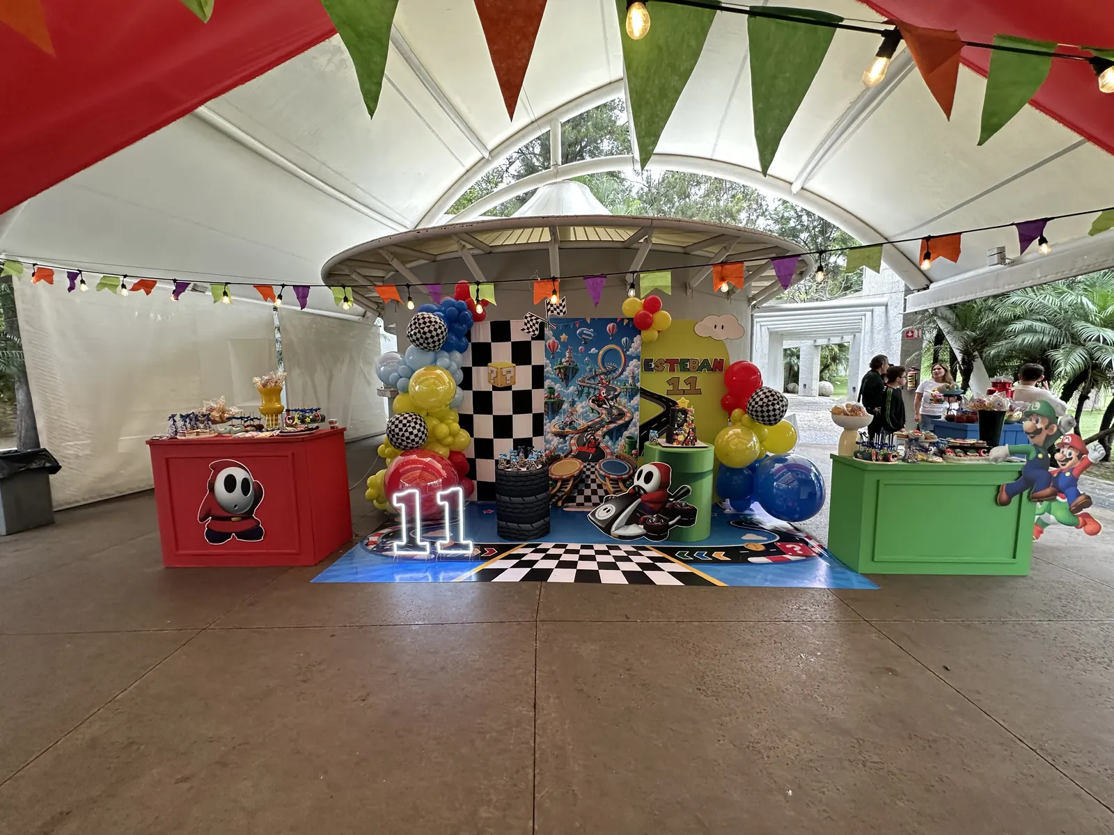 Decoración temática de Mario Kart con pista y globos de colores